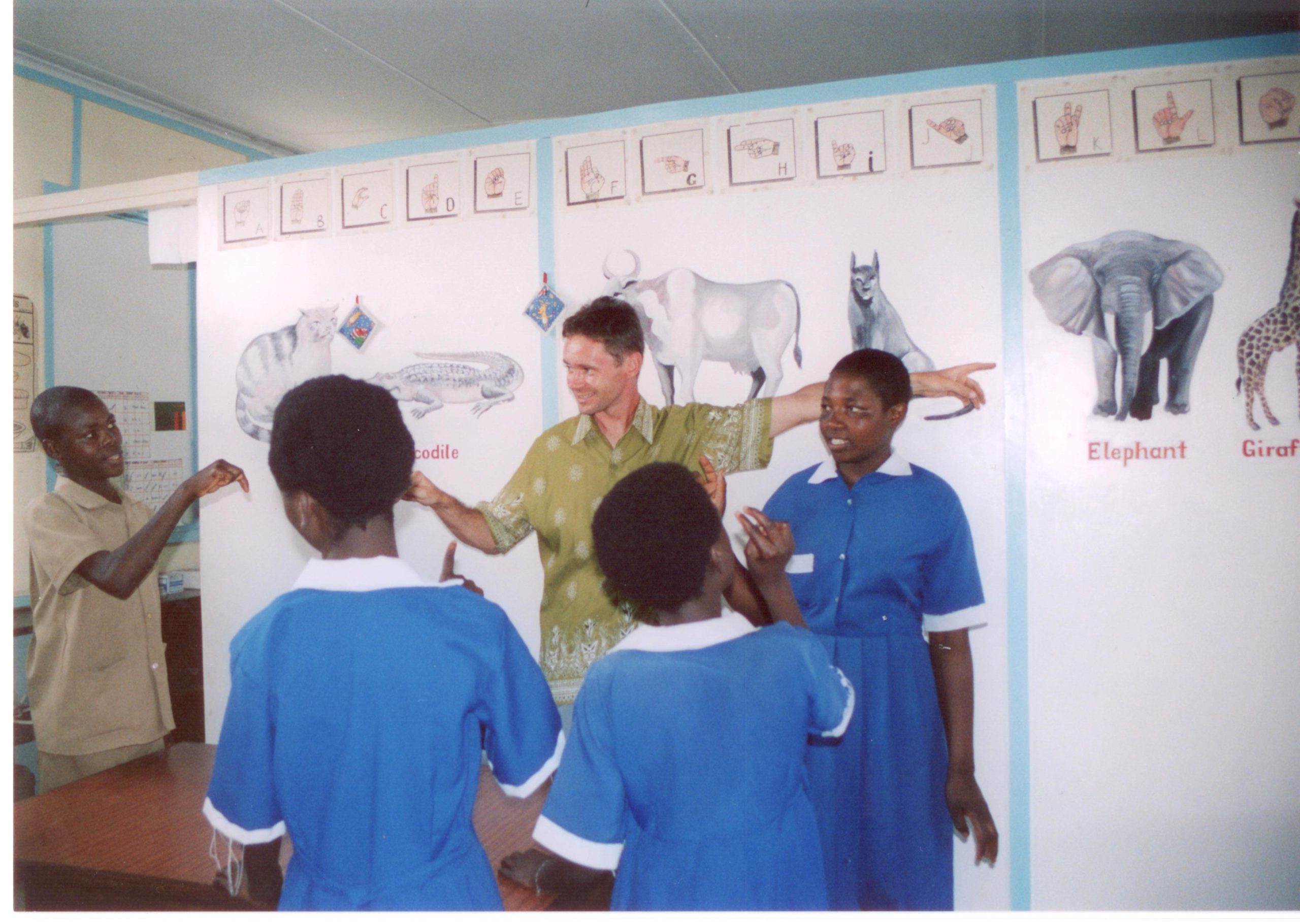Gli studenti non udenti della Mano Basic School apprendono la lingua dei segni. African Child Trust/Flickr in licenza CC