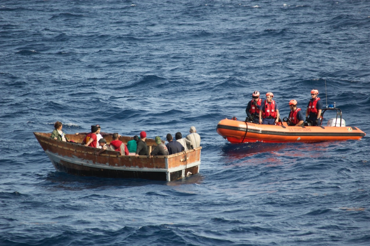 Un equipaggio con a bordo la guardia costiera impedisce il passaggio di un imbarcazione di migranti. Flickr/Coast Guard News in licenza CC