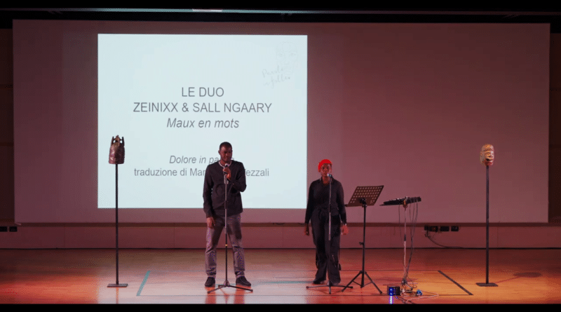 Le Duo sul palco di "Parole in folle" a Padova il 15 ottobre 2023. Foto della redazione