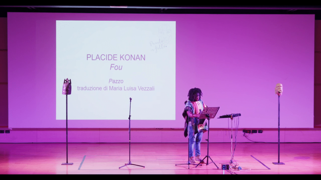 Placide Konan sul palco di "Parole in folle" il 15 ottobre 2023 a Padova. Foto della redazione