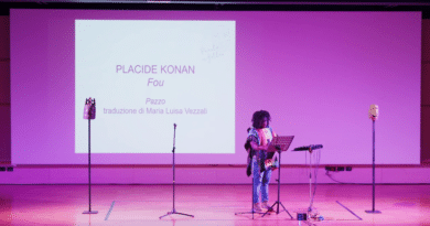 Placide Konan sul palco di "Parole in folle" il 15 ottobre 2023 a Padova. Foto della redazione