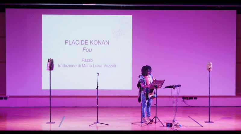 Placide Konan sul palco di "Parole in folle" il 15 ottobre 2023 a Padova. Foto della redazione