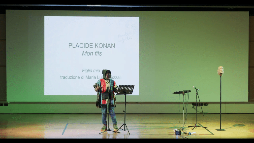 Placide Konan sul palco di "Parole in folle" il 15 ottobre 2023 a Padova