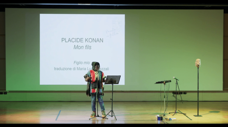 Placide Konan sul palco di "Parole in folle" il 15 ottobre 2023 a Padova